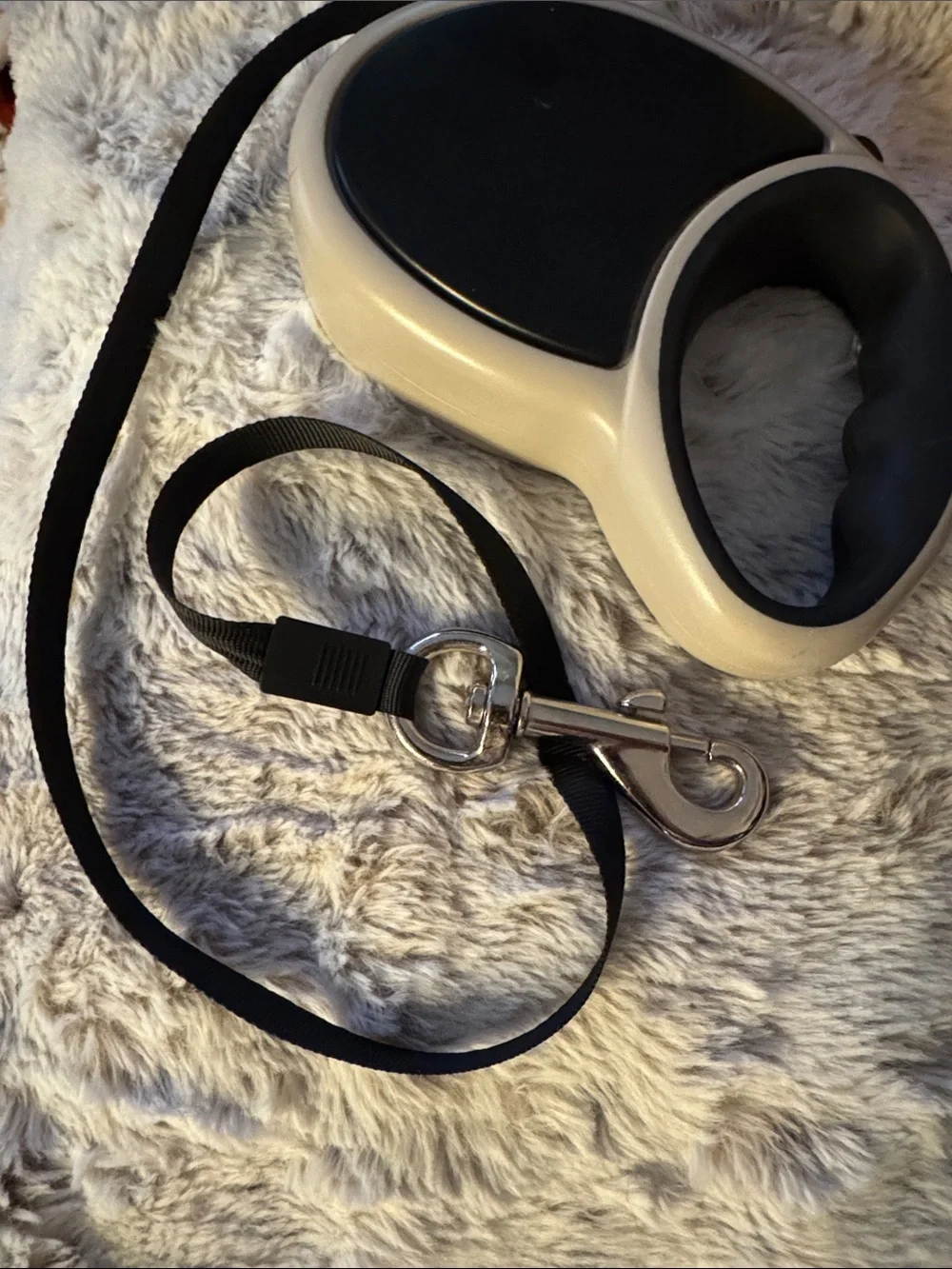 Retractable 15’ x .5” Dog Leash in Black and tan.
